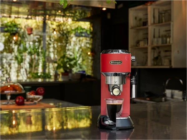 DeLonghi EC 685.R Dedica Style Siebträgermaschine Rot Matt 2 DeLonghi EC 685.R Dedica Style Siebträgermaschine Rot Matt – Bild 2